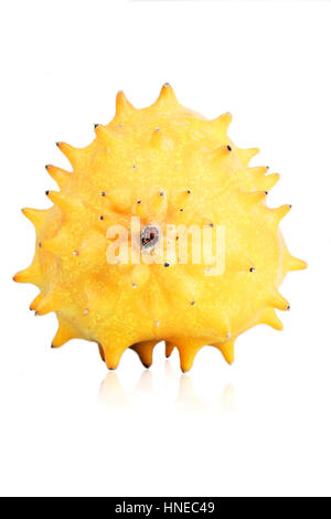 Close-up di kiwano su sfondo bianco Foto Stock