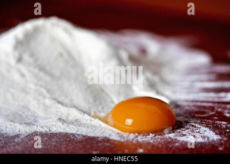 Close up di uova e farina Foto Stock