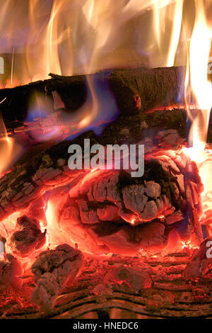 Cresta della fiamma sul legno che brucia nel caminetto Foto Stock