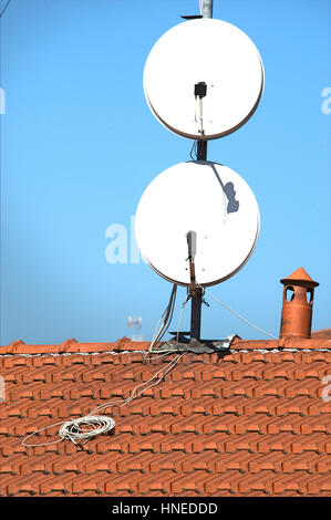 Antenne su un tetto di tegole Foto Stock