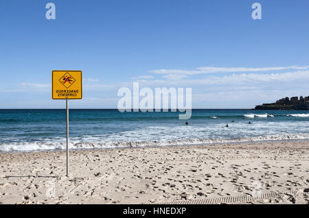 " Pericoloso corrente' segno sulla spiaggia Bondi, Sydney, Australia Foto Stock