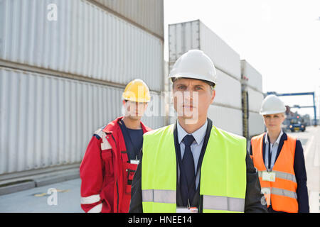 Team di certi lavoratori nel cantiere di spedizione Foto Stock