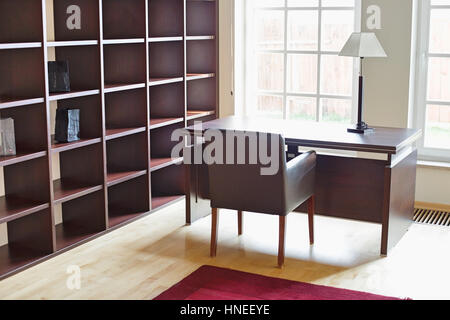 Vuoto ripiani in legno in home office Foto Stock