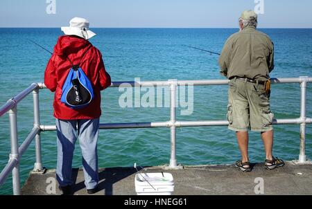 I pescatori sul molo, Lighthouse Point Park, Ponce Inlet, Florida Foto Stock