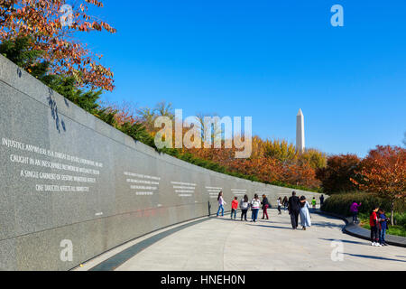 Il Martin Luther King Jr Memorial con il Monumento di Washington nella distanza, Washington DC, Stati Uniti d'America Foto Stock