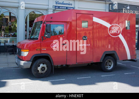 Red Post Office Mercedes contanti in transito Van Foto Stock