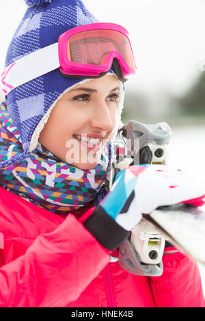 Bella giovane donna portare sci all'aperto Foto Stock