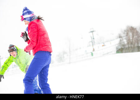 Giovani amici a giocare nella neve Foto Stock