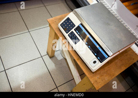 Angolo di Alta Vista della macchina di pesatura su uno sgabello nel supermercato Foto Stock