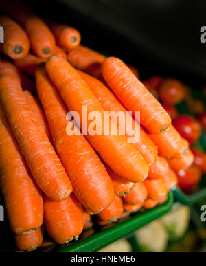 Close-up di freschi Carote nel supermercato Foto Stock