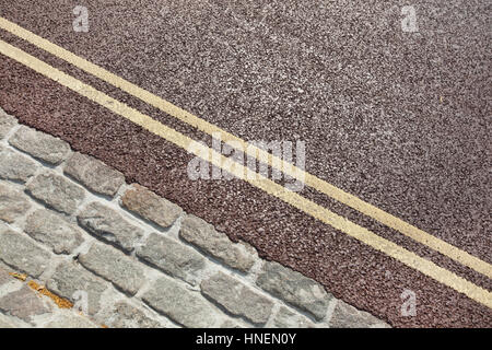 Doppia linea gialla sulla strada Foto Stock