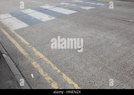 In primo piano della doppia linea gialla sulla strada e Zebra crossing Foto Stock