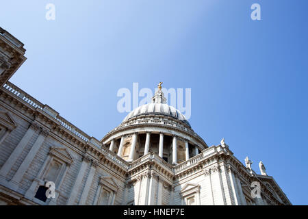 Vista dal basso della cattedrale di Saint Paul, Londra Foto Stock