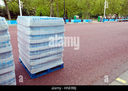 Pallet di bottiglie di acqua pronto per la distribuzione Foto Stock