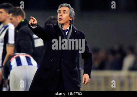 Firenze, Italia. Xi Febbraio, 2017. A.c.f. La Fiorentina's head coach Paulo Sousa gesti durante il campionato italiano di una partita di calcio tra A.c.f. La Fiorentina e Udinese al Artemio Franchi Stadium. ACF Fiorentina win over Udinese con il punteggio di 3-0. Credito: Giacomo Morini/Pacific Press/Alamy Live News Foto Stock