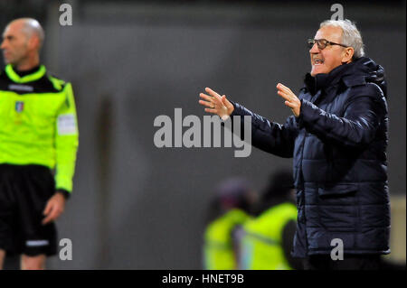 Firenze, Italia. Xi Febbraio, 2017. Udinese's allenatore Luigi Delneri gesti durante il campionato italiano di una partita di calcio tra A.c.f. La Fiorentina e Udinese al Artemio Franchi Stadium ACF Fiorentina win over Udinese con il punteggio di 3-0. Credito: Giacomo Morini/Pacific Press/Alamy Live News Foto Stock