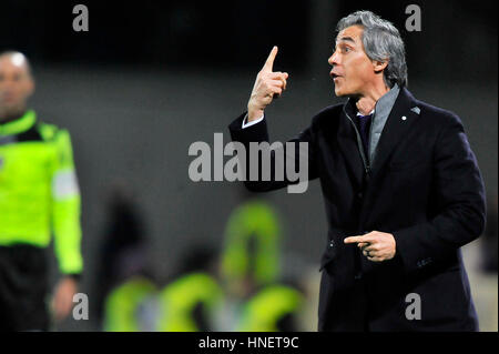 Firenze, Italia. Xi Febbraio, 2017. A.c.f. La Fiorentina's head coach Paulo Sousa gesti durante il campionato italiano di una partita di calcio tra A.c.f. La Fiorentina e Udinese al Artemio Franchi Stadium. ACF Fiorentina win over Udinese con il punteggio di 3-0. Credito: Giacomo Morini/Pacific Press/Alamy Live News Foto Stock