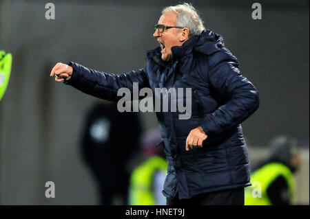 Firenze, Italia. Xi Febbraio, 2017. Udinese's allenatore Luigi Delneri gesti durante il campionato italiano di una partita di calcio tra A.c.f. La Fiorentina e Udinese al Artemio Franchi Stadium ACF Fiorentina win over Udinese con il punteggio di 3-0. Credito: Giacomo Morini/Pacific Press/Alamy Live News Foto Stock