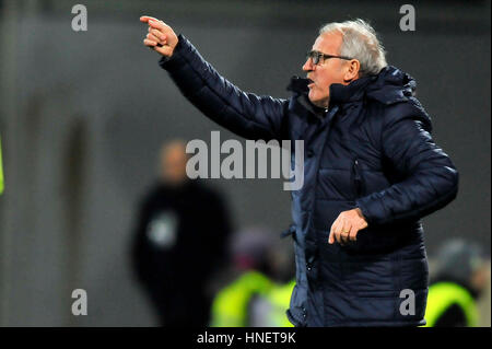 Firenze, Italia. Xi Febbraio, 2017. Udinese's allenatore Luigi Delneri gesti durante il campionato italiano di una partita di calcio tra A.c.f. La Fiorentina e Udinese al Artemio Franchi Stadium ACF Fiorentina win over Udinese con il punteggio di 3-0. Credito: Giacomo Morini/Pacific Press/Alamy Live News Foto Stock