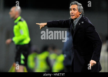 Firenze, Italia. Xi Febbraio, 2017. A.c.f. La Fiorentina's head coach Paulo Sousa gesti durante il campionato italiano di una partita di calcio tra A.c.f. La Fiorentina e Udinese al Artemio Franchi Stadium. ACF Fiorentina win over Udinese con il punteggio di 3-0. Credito: Giacomo Morini/Pacific Press/Alamy Live News Foto Stock