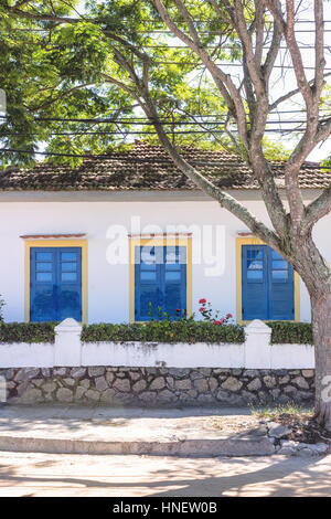 Il Brasile, Stato di Rio de Janeiro, Paqueta isola, vista frontale della casa in stile coloniale sotto una luce brillante Foto Stock