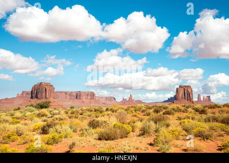 Scenic Drive, tabella montagne, Monument Valley e il parco tribale Navajo Monument Valley, Navajo Nation, Arizona, Utah, Stati Uniti d'America Foto Stock