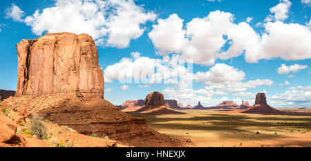 Scenic Drive, tabella montagne, Monument Valley e il parco tribale Navajo Monument Valley, Navajo Nation, Arizona, Utah, Stati Uniti d'America Foto Stock