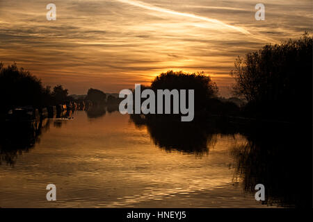 Tramonto sulla Gloucester e Nitidezza Canal dal ponte di patch, Slimbridge, Gloucestershire, Inghilterra, Regno Unito. Foto Stock