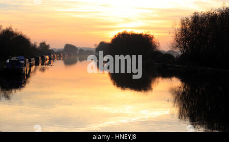 Tramonto sulla Gloucester e Nitidezza Canal dal ponte di patch, Slimbridge, Gloucestershire, Inghilterra, Regno Unito. Foto Stock