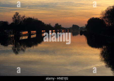 Tramonto sulla Gloucester e Nitidezza Canal dal ponte di patch, Slimbridge, Gloucestershire, Inghilterra, Regno Unito. Foto Stock