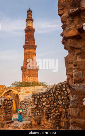 Visitatore, Qutub Minar complesso, Delhi, India Foto Stock