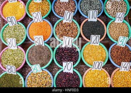 Spezie sul display, il mercato delle spezie, in Khari Baoli, vicino a Chandni Chowk, Vecchia Delhi, India Foto Stock