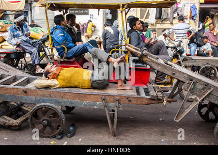 Supporto di appoggio e di traffico, in Chandni Chowk, Vecchia Delhi, India Foto Stock