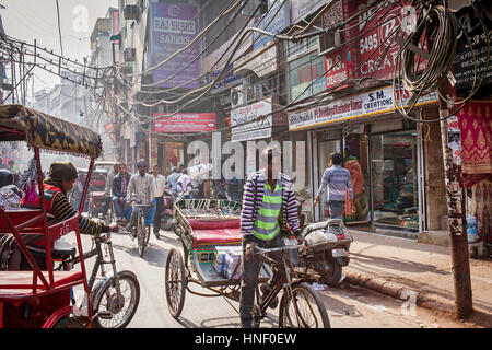 Traffico, in Nai Sarak street, vicino a Chandni Chowk, Vecchia Delhi, India Foto Stock