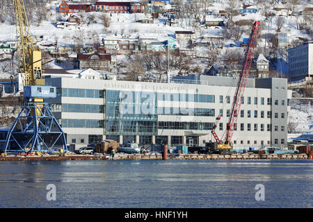 Penisola di Kamchatka, Russia: inverno visualizzare di nuovo e moderno edificio della stazione marittima di commerciale porta a mare Petropavlovsk-Kamchatsky sulla Baia Avacha. Foto Stock