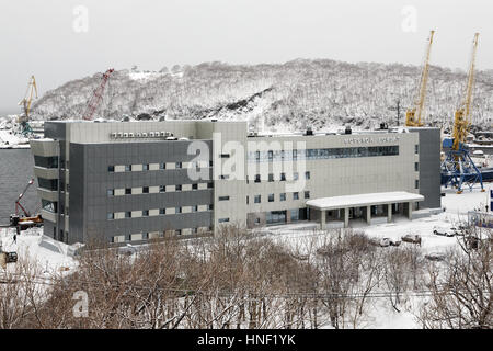 Petropavlovsk-Kamchatsky Città, Kamchatka: inverno vista del nuovo edificio della stazione marittima di commerciale porta a mare Petropavlovsk-Kamchatsky sulla Baia Avacha. Foto Stock