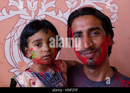 Padre e figlia celebra la Holi festival di primavera per celebrare l'amore tra Krishna e Radha, in Govind Devji temple,Jaipur, Rajasthan, in Foto Stock