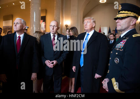 Presidente-eletto Donald Trump e vice presidente-eletto Mike Pence sono informati dal capo dell'esercito di cerimonie Gary Davis (seconda a sinistra) e il generale Bradley Becker (destra) prima di una ghirlanda-posa cerimonia al Cimitero Nazionale di Arlington, la tomba del Milite Ignoto Gennaio 19, 2017 in Arlington, Virginia. Foto Stock