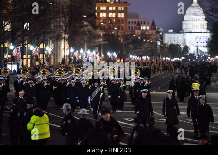 Gli Stati Uniti La banda della marina militare marche giù Pennsylvania Avenue durante la 58th presidenziale Parata inaugurale dopo l inaugurazione del presidente Donald Trump Gennaio 20, 2017 a Washington, DC. Foto Stock