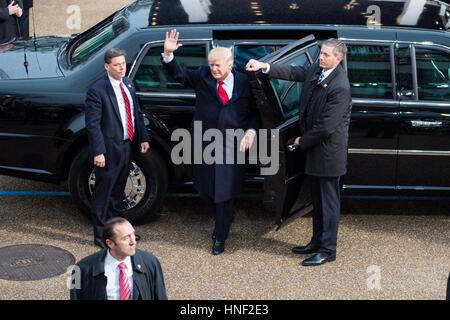 Stati Uniti Presidente Donald Trump onde per la folla come egli arriva al 58th inaugurazione presidenziale Parade presso la Casa Bianca Gennaio 20, 2017 a Washington, DC. Foto Stock