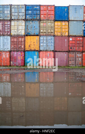 Belgio, Anversa, porto - porto, impilato il trasporto merci intermodale di container Foto Stock