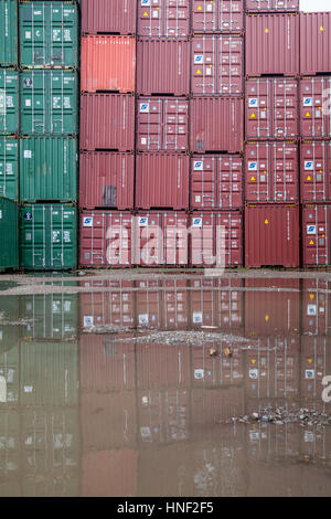 Belgio, Anversa, porto - porto, impilato il trasporto merci intermodale di container Foto Stock