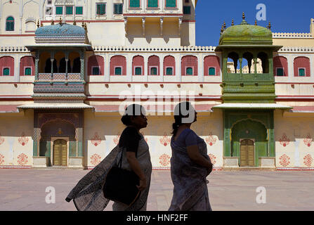 Cortile del Pitam Niwas Chowk, sullo sfondo la molla porta a destra e estate porta a sinistra ,City Palace,Jaipur, Rajasthan, India Foto Stock