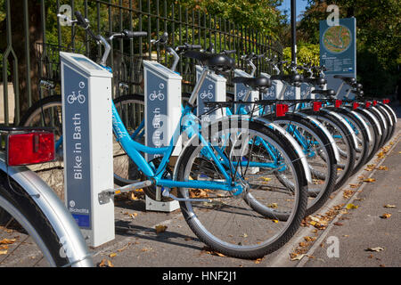 Bath, Regno Unito - 2 Ottobre 2011: una fila di 'Bike in bagno' cicli di noleggio parcheggiato in automatico la stazione docking in luogo di Sydney. Le biciclette sono s Foto Stock