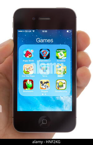 BATH, Regno Unito - 17 gennaio 2014: Una mano che tiene un Apple iPhone 4s che è la visualizzazione di una selezione di ben noti giochi compreso il miglior vendita di app Angr Foto Stock