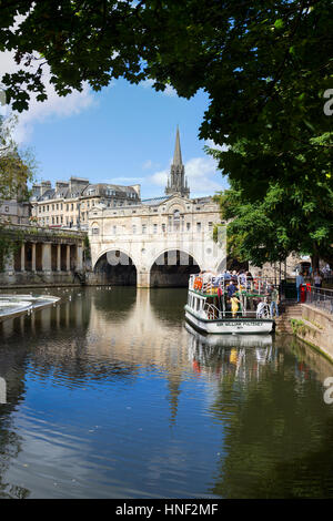 BATH, Regno Unito - 26 agosto 2016: persone di salire a bordo di un tour in barca sul fiume Avon a Pulteney Bridge. Foto Stock