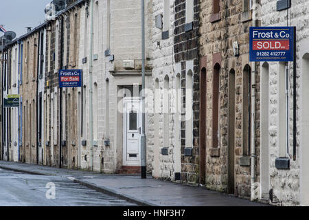 Boundary Street, Burnley, Lancashire, un tipico del XIX secolo street di cotonificio case operaie Foto Stock