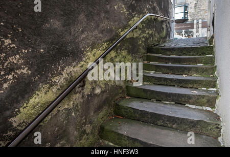 Gradini in pietra e metallo corrimano che conduce a Clitheroe Town Center, Ribble Valley, Lancashire Foto Stock