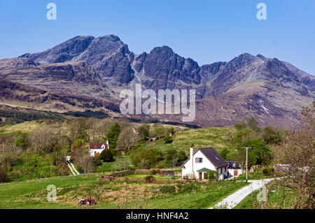 La magnifica vista di Skye mountain Blaven da villaggio Torrin Skye in Highland Scozia UK Foto Stock