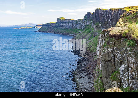 Kilt Rock scogliera sul mare del nord-est Trotternish Isola di Skye Ebridi Interne Highland Scozia UK Foto Stock